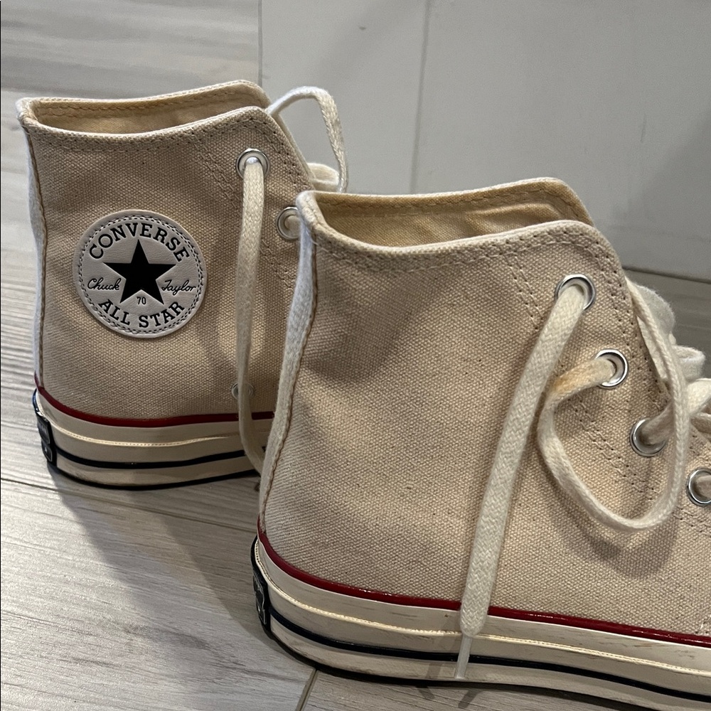 CHUCK TAYLOR beige high tops